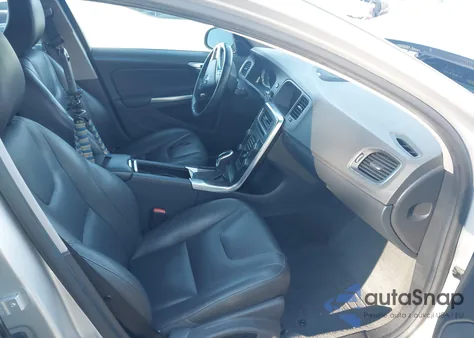 2015 Volvo V60 T5 Platinum z USA, uszkodzony, nr VIN YV1612SD1F1191878